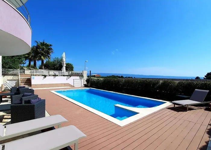 Sea View- Spacious Apartment With Shared Pool