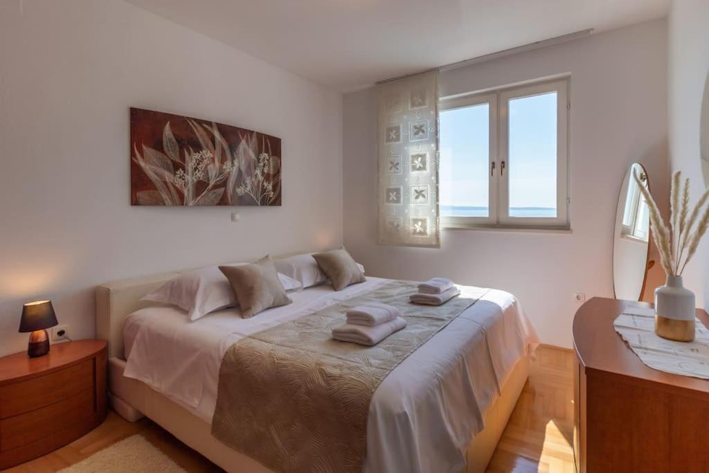 Sea View- Spacious With Shared Pool Split
