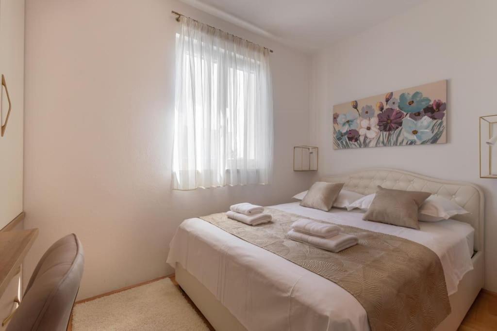Sea View- Spacious With Shared Pool *