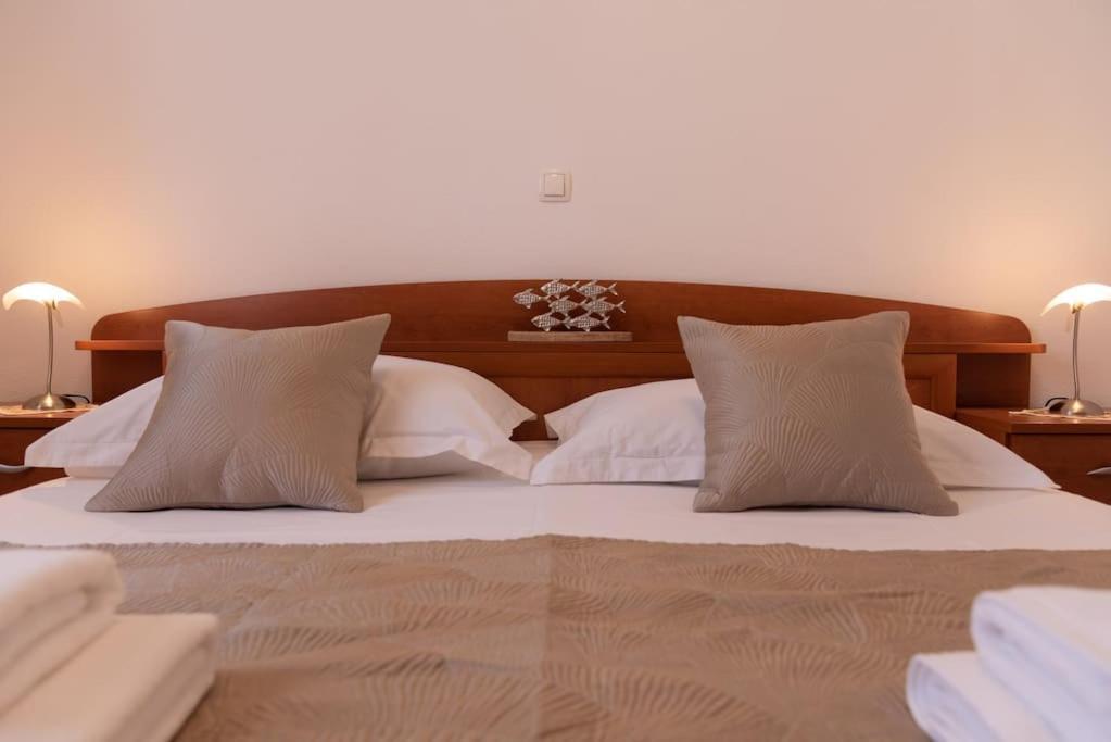 Sea View- Spacious With Shared Pool Apartament *