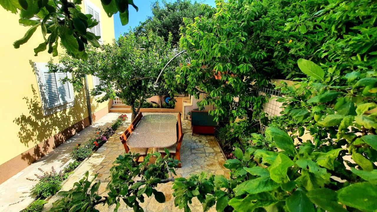 Sea View- Spacious With Shared Pool Apartament